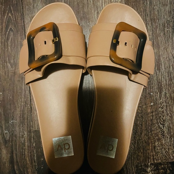 DV by Dolce Vita Brown Slide Sandals - Picture 2 of 4